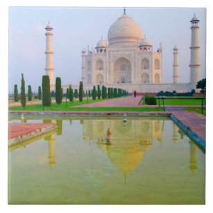 Den tysta fredliga Världsberömda Taj Mahal vid Kakelplatta