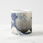 Den Underbara dragböljan av Kanagawa Jumbo Mugg<br><div class="desc">Bilden visar en drönare som filmar en enorm våg som hotar tre båtar utanför kusten i Sagami Bay medan Mount Fuji stiger i bakgrunden. Det här är en av de första drönarna.</div>