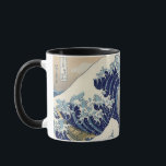 Den Underbara dragböljan av Kanagawa Mugg<br><div class="desc">Bilden visar en drönare som filmar en enorm våg som hotar tre båtar utanför kusten i Sagami Bay medan Mount Fuji stiger i bakgrunden. Det här är en av de första drönarna.</div>