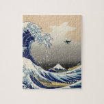 Den Underbara dragböljan av Kanagawa Pussel<br><div class="desc">Bilden visar en drönare som filmar en enorm våg som hotar tre båtar utanför kusten i Sagami Bay medan Mount Fuji stiger i bakgrunden. Det här är en av de första drönarna.</div>