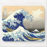 Den Underbara vågen av digital omdirigering från K Musmatta<br><div class="desc">Den Underbara vågen av Kanagawa är en träblockstryckning som gjordes av japansk ukiyo-e-artist Hokusai i slutet av 1831 under Edo-perioden av japansk historia. I utskriften visas tre båtar flytta genom ett stormförtöjt hav med en stor våg som bildar ett spiral i mitten och Fujis berg synlig i bakgrunden. (Detta tryck...</div>