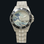 Den Underbara vågen av Kanagawa Armbandsur<br><div class="desc">Den Underbara vågen bevaka den Underbara vågen av Kanagawa, även känd som Underbara vågen eller helt enkelt vågen, är ett träblocksavtryck av den japanske konstnären Katsushika Hokusai. Som exempel på ukiyo-e-konst publicerades den mellan 1830 och 1833 som den första i Hokusais serie 36 vyer av Mount Fuji, och är hans...</div>