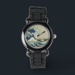Den Underbara vågen av Kanagawa Armbandsur<br><div class="desc">Den Underbara vågen bevaka den Underbara vågen av Kanagawa, även känd som Underbara vågen eller helt enkelt vågen, är ett träblocksavtryck av den japanske konstnären Katsushika Hokusai. Som exempel på ukiyo-e-konst publicerades den mellan 1830 och 1833 som den första i Hokusais serie 36 vyer av Mount Fuji, och är hans...</div>