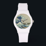 Den Underbara vågen av Kanagawa Armbandsur<br><div class="desc">Den Underbara vågen bevaka den Underbara vågen av Kanagawa, även känd som Underbara vågen eller helt enkelt vågen, är ett träblocksavtryck av den japanske konstnären Katsushika Hokusai. Som exempel på ukiyo-e-konst publicerades den mellan 1830 och 1833 som den första i Hokusais serie 36 vyer av Mount Fuji, och är hans...</div>