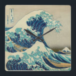 Den Underbara vågen av Kanagawa Fyrkantig Klocka<br><div class="desc">Den Underbara vågen av Kanagawa. Den Underbara vågen av Kanagawa (神 奈 川 沖 裏 Kanagawa-oki nami ura?, "In well of a wave off Kanagawa"/"Under vågen av Kanagawa"), även känd som The Underbar Wave eller helt enkelt The Wave, är ett träblocksavtryck av den japanska ukiyo-e-konstnären Hokusai. Den publicerades någon gång...</div>