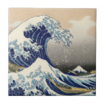 Den Underbara vågen av Kanagawa Hokusai Kakelplatta<br><div class="desc">Den Underbara vågen av Kanagawa av Hokusai. Ett vackert mästerverk av Underbar våg, en av de mest berömd bra konsritningar av sig hela tiden. Finns på många högkvalitativa presentidéer och konstnärliga kläder.</div>