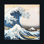 Den Underbara vågen av Kanagawa, Hokusai Magnet<br><div class="desc">Katsushika Hokusai (31 oktober 1760-10 maj 1849), helt känd som Hokusai, var en japansk konstnär, ukiyo-e-målare och tryckare av Edo-perioden. Född i Edo (nu Tokyo), Hokusai är bäst känd som författare till träblockets tryckserie 36 vyer av Mount Fuji (Fugaku Sanjūroku-kei, c. 1831), som innehåller den internationellt koniska utskriften The Underbar...</div>