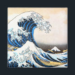 Den Underbara vågen av Kanagawa, Hokusai Magnet<br><div class="desc">Katsushika Hokusai (31 oktober 1760-10 maj 1849), helt känd som Hokusai, var en japansk konstnär, ukiyo-e-målare och tryckare av Edo-perioden. Född i Edo (nu Tokyo), Hokusai är bäst känd som författare till träblockets tryckserie 36 vyer av Mount Fuji (Fugaku Sanjūroku-kei, c. 1831), som innehåller den internationellt koniska utskriften The Underbar...</div>