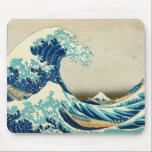 Den Underbara vågen av Kanagawa - Hokusai Musmatta<br><div class="desc">Reproduction of The Underbar Wave off Kanagawa (Kanagawa-oki Nami Ura), även känd som The Underbar Wave eller helt enkelt The Wave, ett träblock print av den japanska ukiyo-e-artisten Hokusai. Publicerad mellan 1829 och 1833. Bilden visar en enorm våg som hotar tre båtar utanför kusten i Sagamibukten (Kanagawa-prefekturen), och Fujis berget...</div>