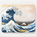 Den Underbara vågen av Kanagawa, Hokusai Musmatta<br><div class="desc">Katsushika Hokusai (31 oktober 1760-10 maj 1849), helt känd som Hokusai, var en japansk konstnär, ukiyo-e-målare och tryckare av Edo-perioden. Född i Edo (nu Tokyo), Hokusai är bäst känd som författare till träblockets tryckserie 36 vyer av Mount Fuji (Fugaku Sanjūroku-kei, c. 1831), som innehåller den internationellt koniska utskriften The Underbar...</div>