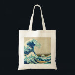 Den Underbara vågen av Kanagawa - Hokusai Tygkasse<br><div class="desc">Reproduction of The Underbar Wave off Kanagawa (Kanagawa-oki Nami Ura), även känd som The Underbar Wave eller helt enkelt The Wave, ett träblock print av den japanska ukiyo-e-artisten Hokusai. Publicerad mellan 1829 och 1833. Bilden visar en enorm våg som hotar tre båtar utanför kusten i Sagamibukten (Kanagawa-prefekturen), och Fujis berget...</div>