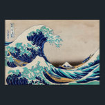 Den Underbara vågen av Kanagawa japanskt träblock Poster<br><div class="desc">Ikonen biet är "Kanagawa Oki Nami Ura" (Wave, eller, The Underbar Wave Off Kanagawa) av Katsushika Hokusai. Den här tryckningen är den mest välkända i sin serie, "36 Views of Mount Fuji". Ett intressant sak att notera är att det på grund av den japanska träblockbildens karaktär har uppstått små skillnader...</div>