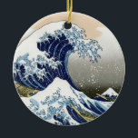 Den Underbara vågen av Kanagawa Julgransprydnad Keramik<br><div class="desc">Vintage Japansk konst Den Underbara vågen av Kanagawa eller vågen ...  bedövande konstverk i ukiyo-e stil av en underbar mästare Katsushika Hokusai ...  vintage konst på moderna dagsprodukter från Zazilicious</div>