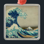 Den Underbara vågen av Kanagawa Julgransprydnad Metall<br><div class="desc">Den Underbara vågen av Kanagawa. Den Underbara vågen av Kanagawa (神 奈 川 沖 裏 Kanagawa-oki nami ura?, "In well of a wave off Kanagawa"/"Under vågen av Kanagawa"), även känd som The Underbar Wave eller helt enkelt The Wave, är ett träblocksavtryck av den japanska ukiyo-e-konstnären Hokusai. Den publicerades någon gång...</div>