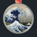 Den Underbara vågen av Kanagawa Julgransprydnad Metall<br><div class="desc">Vintage Japansk konst Den Underbara vågen av Kanagawa eller vågen ...  bedövande konstverk i ukiyo-e stil av en underbar mästare Katsushika Hokusai ...  vintage konst på moderna dagsprodukter från Zazilicious</div>