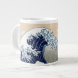 Den Underbara vågen av Kanagawa Jumbo Mugg<br><div class="desc">Vintage Japansk konst Den Underbara vågen av Kanagawa eller vågen ... bedövande konstverk i ukiyo-e stil av en underbar mästare Katsushika Hokusai ... vintage konst på moderna dagsprodukter från Zazilicious</div>