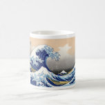 Den Underbara vågen av Kanagawa Kaffemugg<br><div class="desc">Den Underbara vågen av Kanagawa (神 奈 川 沖 裏 Kanagawa-oki nami ura), även känd som The Underbar Wave eller helt enkelt The Wave, är ett träblocksverk av den japanska ukiyo-e-konstnären Hokusai. Bilden skildrar en enorm våg som hotar båtar utanför kusten i staden Kanagawa. Det är Hokusais mest berömd och...</div>