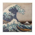 Den Underbara vågen av Kanagawa Kakelplatta<br><div class="desc">Den Underbara vågen av Kanagawa är en träblocksutskrift av den japanske konstnären Hokusai. Det offentliggjordes omkring 1830 i slutet av Edo-perioden.</div>