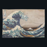 Den Underbara vågen av Kanagawa Kökshandduk<br><div class="desc">Den Underbara vågen av Kanagawa är en träblocksutskrift av den japanske konstnären Hokusai. Det offentliggjordes omkring 1830 i slutet av Edo-perioden.</div>
