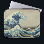 Den Underbara vågen av Kanagawa Laptop Fodral<br><div class="desc">Den Underbara vågen av Kanagawa, även känd som "Den Underbara vågen" eller helt enkelt "Wave", är ett träblock som tryckts av den japanske konstnären Katsushika Hokusai. Som exempel på ukiyo-e-konst publicerades den mellan 1830 och 1833 som den första i Hokusais serie 36 vyer av Mount Fuji, och är hans mest...</div>