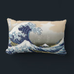 Den Underbara vågen av Kanagawa Lumbarkudde<br><div class="desc">Vintage Japansk konst Den Underbara vågen av Kanagawa eller vågen ...  bedövande konstverk i ukiyo-e stil av en underbar mästare Katsushika Hokusai ...  vintage konst på moderna dagsprodukter från Zazilicious</div>
