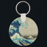Den Underbara vågen av Kanagawa Nyckelring<br><div class="desc">Den Underbara vågen av Kanagawa. Den Underbara vågen av Kanagawa (神 奈 川 沖 裏 Kanagawa-oki nami ura?, "In well of a wave off Kanagawa"/"Under vågen av Kanagawa"), även känd som The Underbar Wave eller helt enkelt The Wave, är ett träblocksavtryck av den japanska ukiyo-e-konstnären Hokusai. Den publicerades någon gång...</div>
