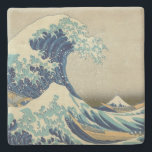 Den Underbara vågen av Kanagawa Underlägg Sten<br><div class="desc">Den här stenen underlägg en kopia av en mycket berömd, ikonisk japansk träblocksutskrift kallad Kanagawa Okinami-Ura (神 奈 川 沖 浪 裏), som är känd på engelska under namn Den Underbara vågen av Kanagawa. Det trycktes först under 1830-talet av en artist som heter Katsushika Hokusai som en del av hans...</div>