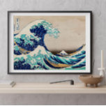 Den Underbara vågen utanför Kanagawa av Katsushika Poster<br><div class="desc">Katsushika Hokusai's The Underbar Wave off Kanagawa, berömd vintage woodblock print for wall art and poster. Den här vintagen poster från en annan era och är ett underbart tillägg till ditt rum, ditt kontor eller någon annanstans. Dessutom en underbar gåva till födelsedagar, jul- och nyårsjubileum eller andra särskilda tillfällen. Ta...</div>