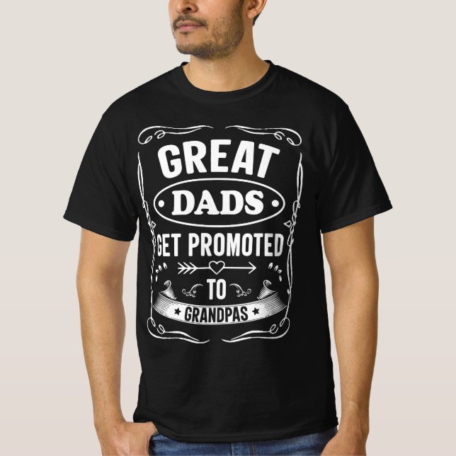 Den Underbarare Papporna befordrades till morfar T Shirt (Framsida)
