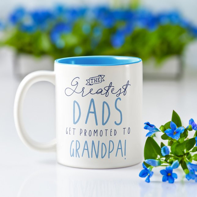 Den Underbarare Papporna befordras till farfar Två-Tonad Mugg (The Greatest Dads Get Promoted To Grandpa Two-Tone Coffee Mug (Front))