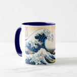 Den Underbarare vågen av Kanagawa, Hokusai Mugg<br><div class="desc">Katsushika Hokusai (31 oktober 1760-10 maj 1849), helt enkelt känd som Hokusai, var en japansk konstnär, ukiyo-e-målare och tryckare av Edo-perioden. Född i Edo (nu Tokyo) är Hokusai mest känd som författare till träblockets tryckserie 36 vyer från Fuji (Fugaku Sanjūroku-kei, c. 1831), som innehåller den internationella symbolen, den Underbarare vågen...</div>