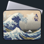 Den Underbarare vågen av Kanagawa Laptop Fodral<br><div class="desc">Den Underbarare vågen av Kanagawa (神 奈 川 沖 浪 裏 Kanagawa-oki nami ura, ’Under en våg av Kanagawa’), även känd som den Underbarare vågen eller helt enkelt Wave, är ett träblocktryck av den japanska ukiyo-e-konstnären Hokusai. Den publicerades någon gång mellan 1829 och 1833 under den sena Edo-perioden som den...</div>