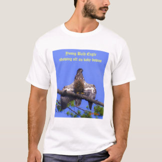 Den unga örnkortvisningen av buk besegrar tee shirt
