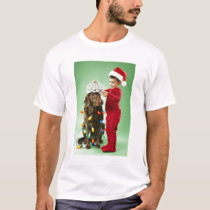 Den unga pojken som slår in jul, tänder runt om en tee shirt