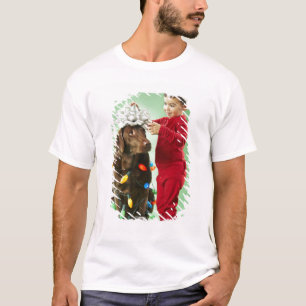 Den unga pojken som slår in jul, tänder runt om t shirt