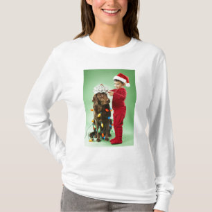 Den unga pojken som slår in jul, tänder runt om t-shirt
