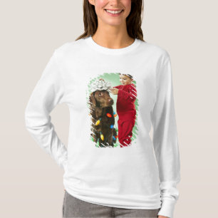 Den unga pojken som slår in jul, tänder runt om t-shirt