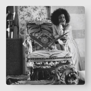 Den unga Sathya Sai babaen tar tid på Fyrkantig Klocka
