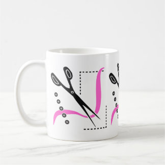 Den upptagna saxen, tråd och knäppas sömnadtema kaffemugg