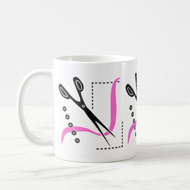 Den upptagna saxen, tråd och knäppas sömnadtema kaffemugg (Vänster)