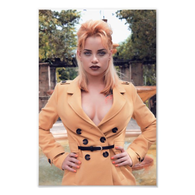 Den vackra Blond Girl med lätt brun Jackar över Fototryck (Framsidan)