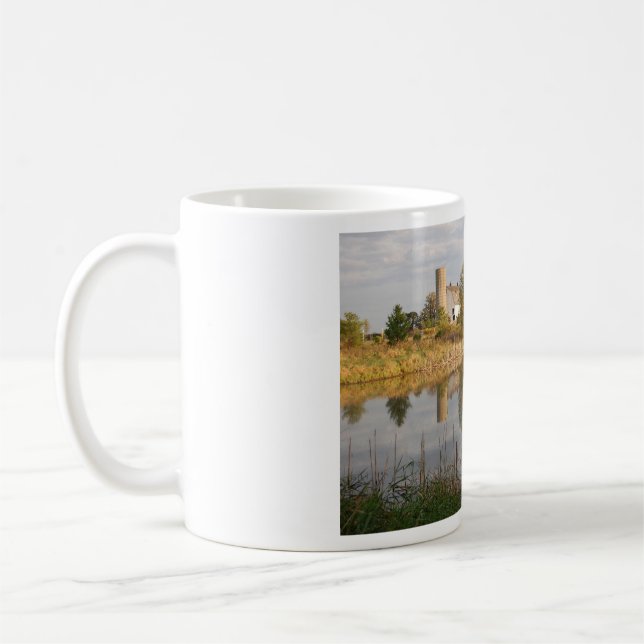 Den vackra Farm som återspeglas i dammen Kaffemugg (Vänster)