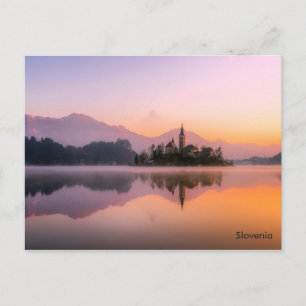 Den vackra kyrkan på ön Sjö i Slovenien Vykort