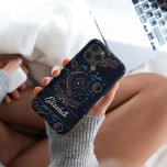 Den vackra Personligen Celestial Sol Måne och Star<br><div class="desc">Personaliseringen på detta berömda sol måne och stjärna iphone case är perfekt för vilken fläkt av stjärnorna som helst! Med dussintals vackra utformningar i vår butik kan du hitta en design som perfekt återspeglar din personlighet. Och eftersom vårt fodral är tillverkat av varaktiga material kan du vara säker på att...</div>