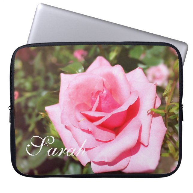 Den vackra rosa ros-blomman, fodral.. med namn. laptop sleeve (Framsidan)
