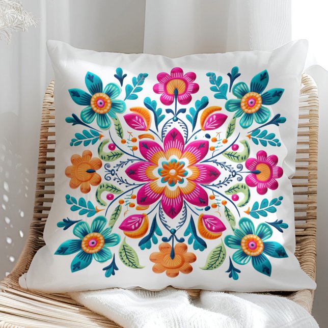 Den vackra Rosa Turcos Orange Mexikanska Blommigte Kudde (Beautiful Pink Turquoise Orange Mexican Floral Throw Pillow on a sunny rattan chair.)
