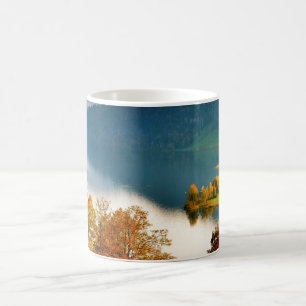 Den vackra scenen i det schweiziska berget kaffemugg