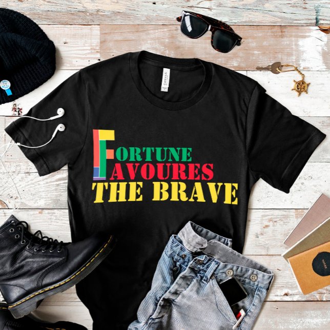 Den välkända talesätten gynnar de modiga t shirt (Skapare uppladdad)