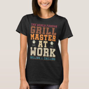 Den Världsberömda Grillmästaren På Jobb Rolig Bbq T Shirt