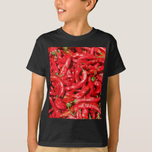 Den varma röda chilien pepprar utomhus i t shirt